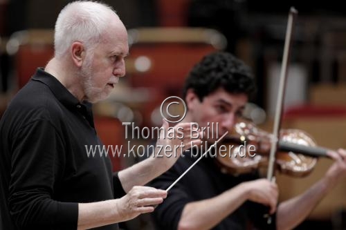 Spanische Dirigent Jesús López Cobos leitet das Gürzenich-Orchester Köln in Begleitung des armenischen Violinisten Sergei Chatschatrjan in der Philharmonie Köln (&copy; Thomas Brill)